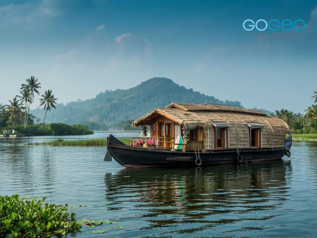 image of a house boat