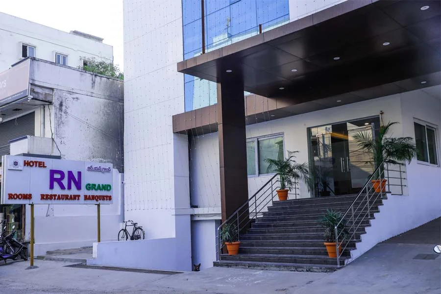 We are One of the top business hotels in Vijayawada offering Luxury Hotel Rooms. Book hotel rooms near Vijayawada Bus Stand for comfort and convenience.