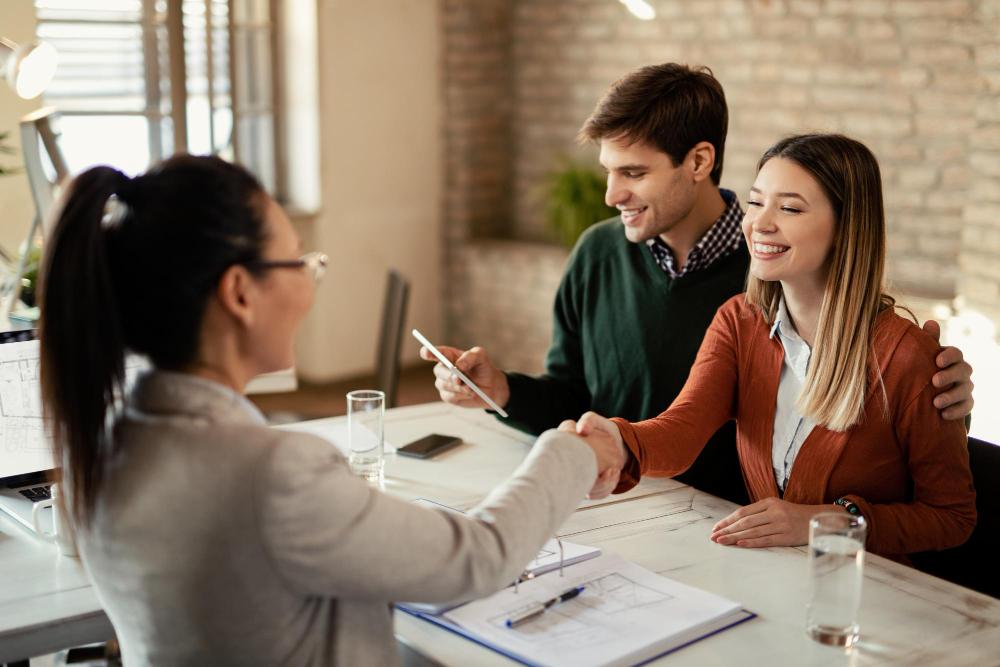 Women shkaing hands with mortgage and loan agent